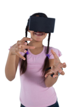 使用虚拟现实耳机的少女