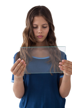 使用玻璃平板电脑的女孩
