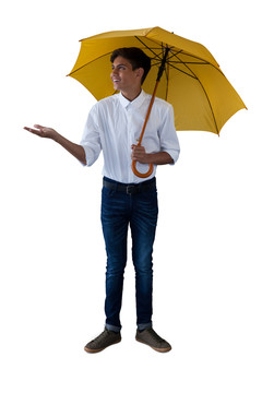 站在黄色伞下的男孩