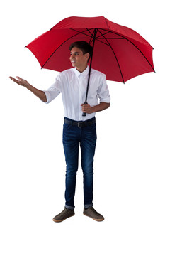 站在红色伞下的男孩