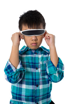 使用虚拟现实眼镜的男孩