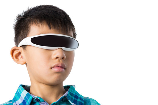 使用虚拟现实眼镜的男孩