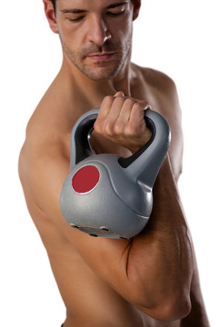 运动员用水壶铃锻炼身体