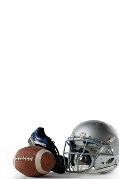 带运动头盔和运动鞋的美式足球