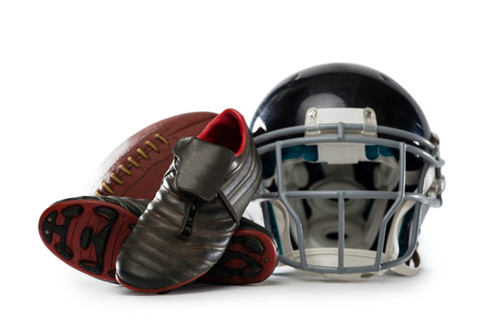 带头盔运动鞋和美式足球特写镜头