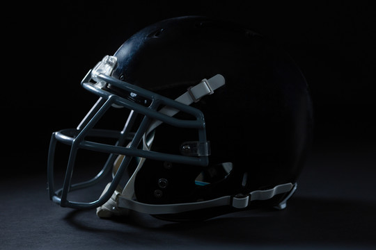黑色背景的美式足球头盔