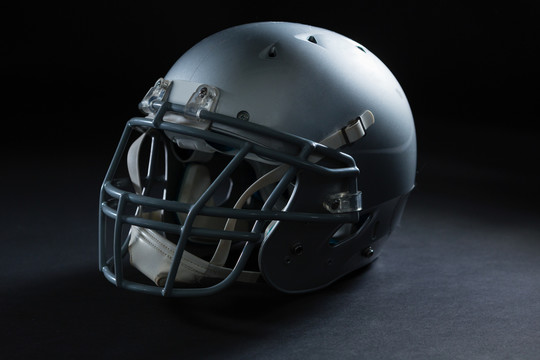 黑色背景的美式足球头盔