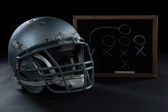 橄榄球头盔和比赛策略的特写镜头