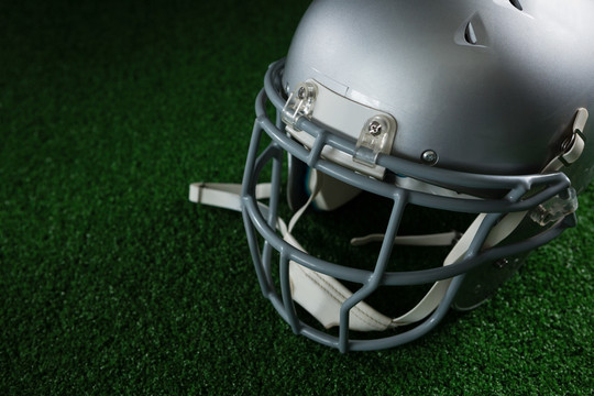 人工草皮上的美式足球头盔