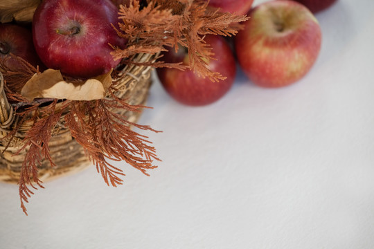 柳条筐里的秋叶红苹果