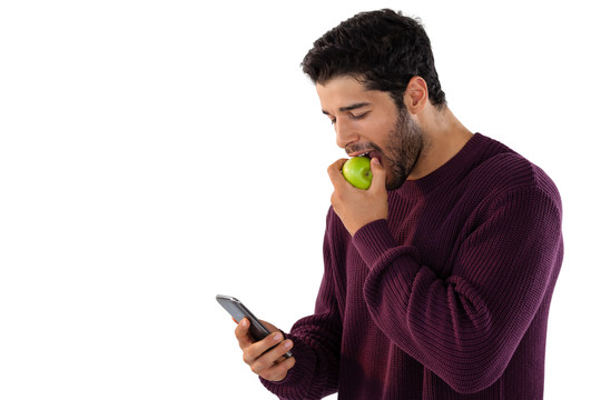 用手机吃苹果