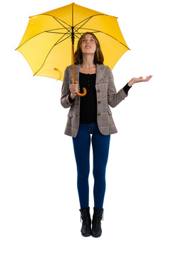 一位女士在做手势时拿着伞