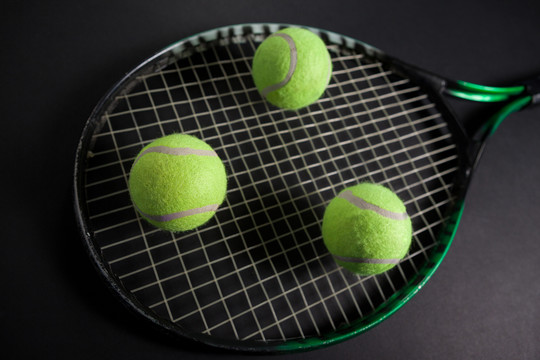 荧光黄网球拍和球