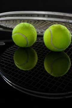 荧光黄网球拍反射