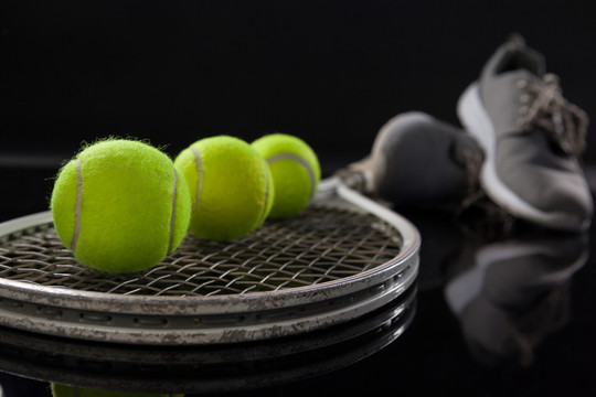 球拍上荧光黄网球的运动鞋