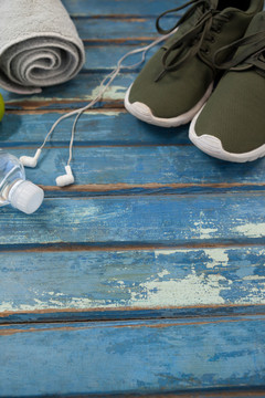 桌上的耳机和运动鞋