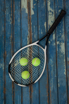 网球拍和球的俯视图