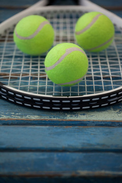网球拍上荧光黄球