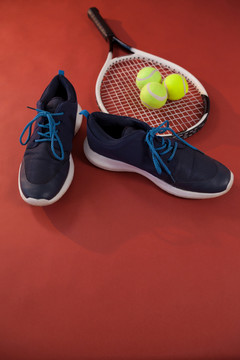 从网球拍和球看蓝色运动鞋