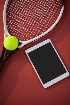 用数码平板电脑拍摄网球和球拍