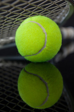 荧光黄球网球拍反射