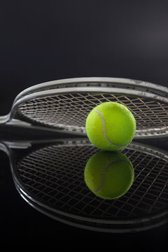 球上网球拍反射对称图