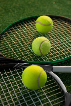 网球拍上网球的特写镜头