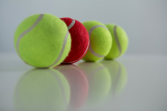 红色荧光网球排列成一排
