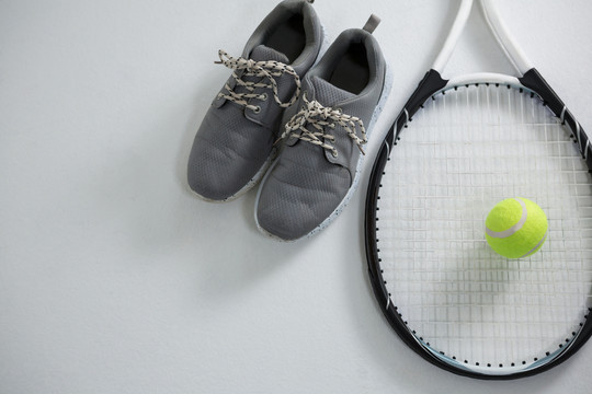 网球拍的运动鞋特写镜头