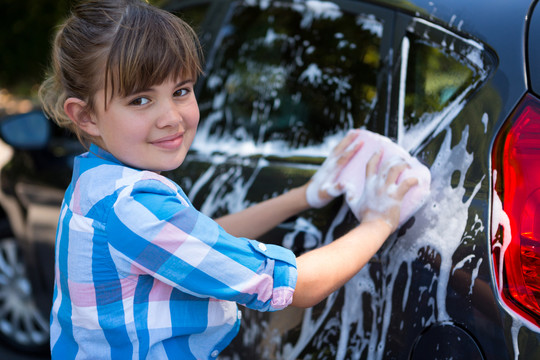 洗车的少女