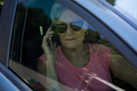 在车里讲手机的老太太