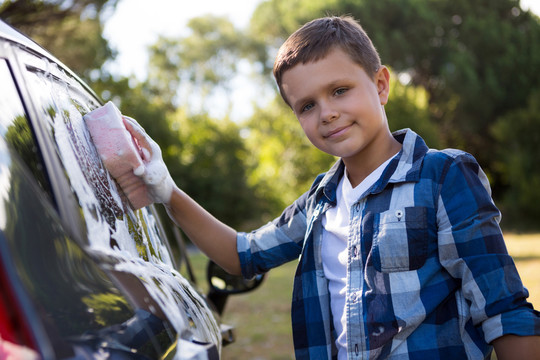 洗车的男孩