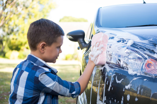 十几岁的男孩洗车