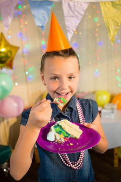 生日聚会上吃蛋糕的女孩