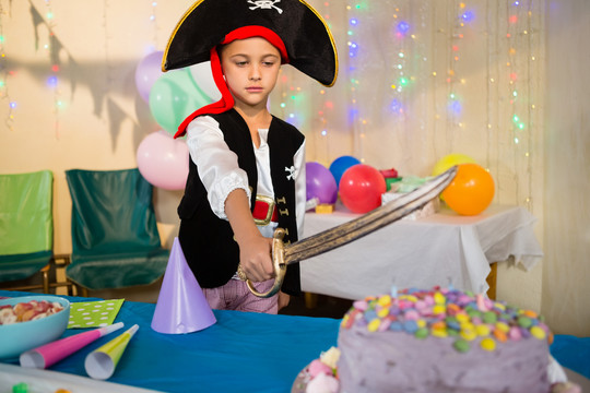 生日聚会上扮演海盗的男孩