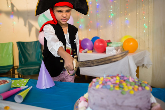 生日聚会上扮演海盗的男孩
