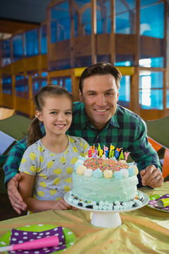 爸爸和女儿在家带生日蛋糕