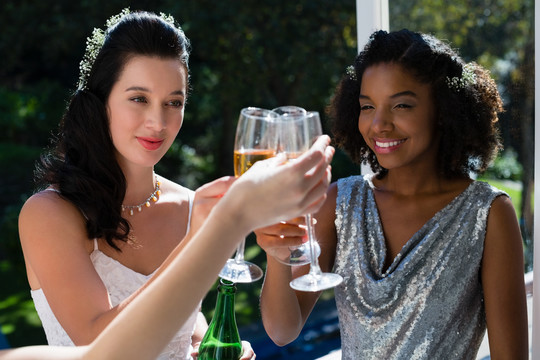 新娘和伴娘敬酒香槟