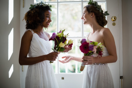 新娘和伴娘站在花束旁