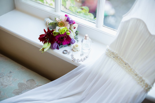 花束和婚纱放在窗台上