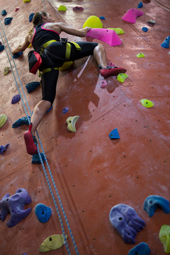 在健身室练习攀岩的运动员