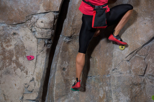 在健身室练习攀岩的女人