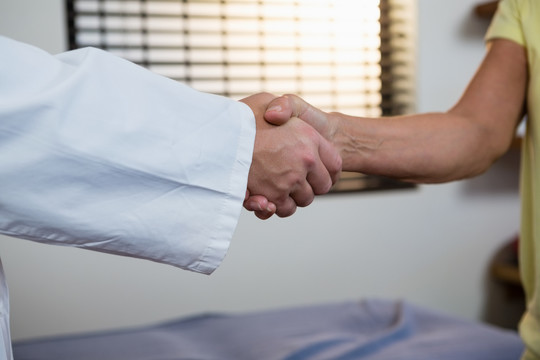 理疗师与患者握手