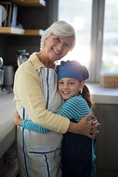 奶奶和孙女在厨房拥抱