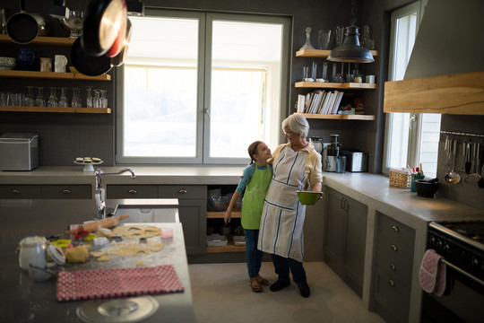 奶奶和孙女在厨房拥抱