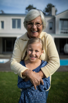 奶奶和孙女在花园里互相拥抱