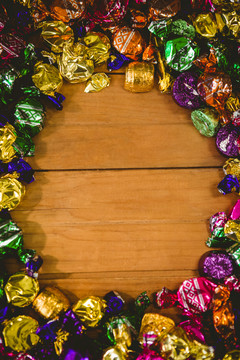万圣节桌子上摆放的彩色巧克力