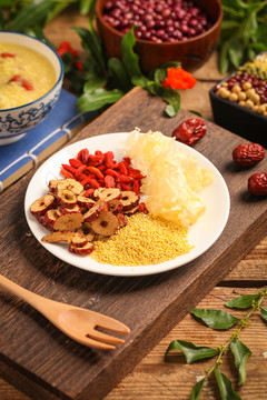 红枣枸杞小米粥食材