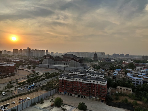 洛阳城傍晚夕阳下