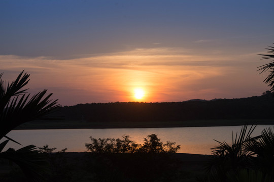 夕阳湖水